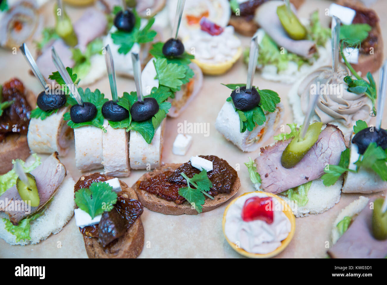 Lecker gesund canape Snacks close-up, Oliven mit Fleisch, Pickles bei der Hochzeit Empfang, Restaurant Gastronomie Konzept Stockfoto