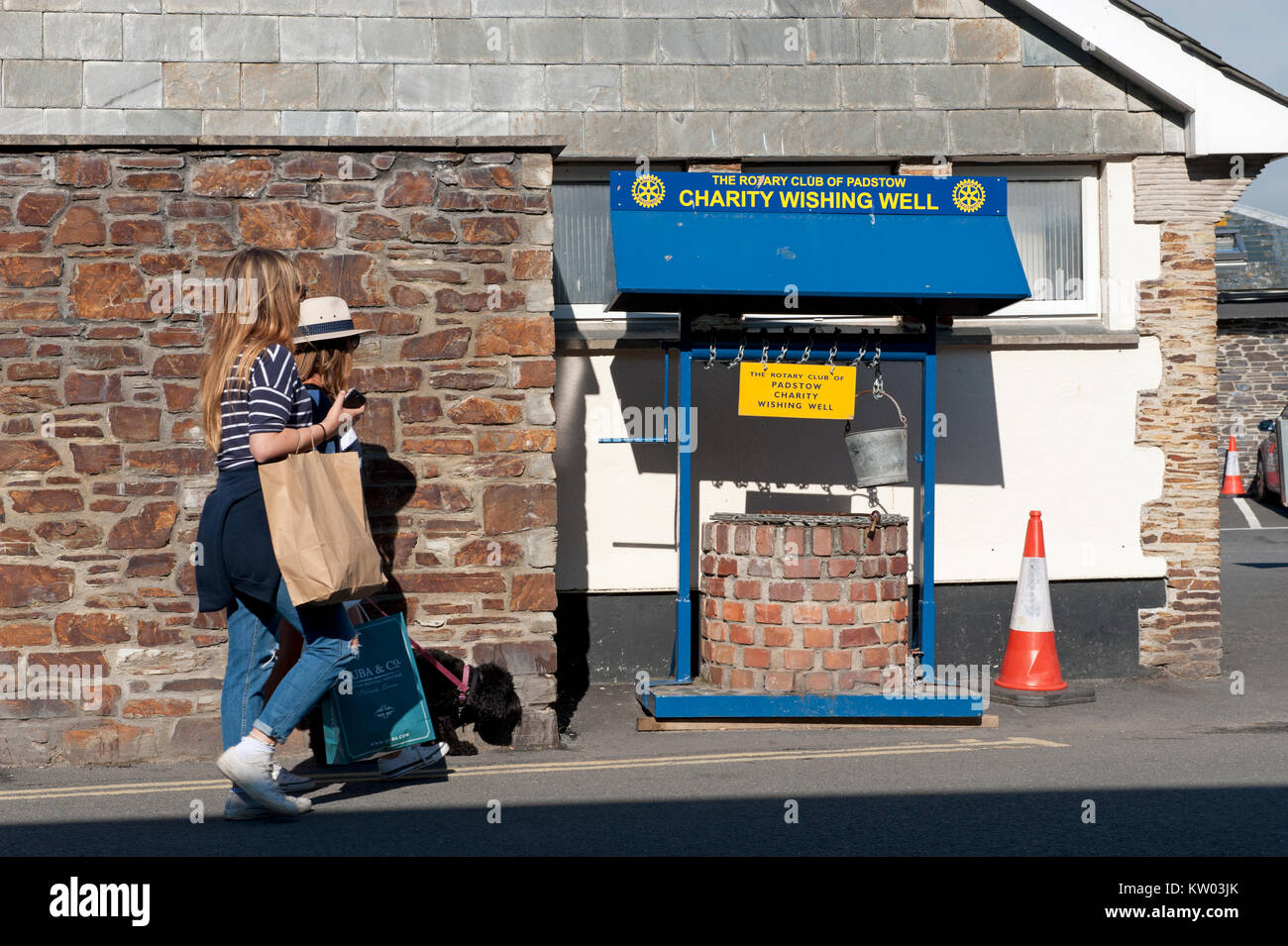 Zwei junge Frauen und ein Hund vorbei eine Nächstenliebe, die Sammelstelle in Padstow Cornwall GROSSBRITANNIEN Stockfoto