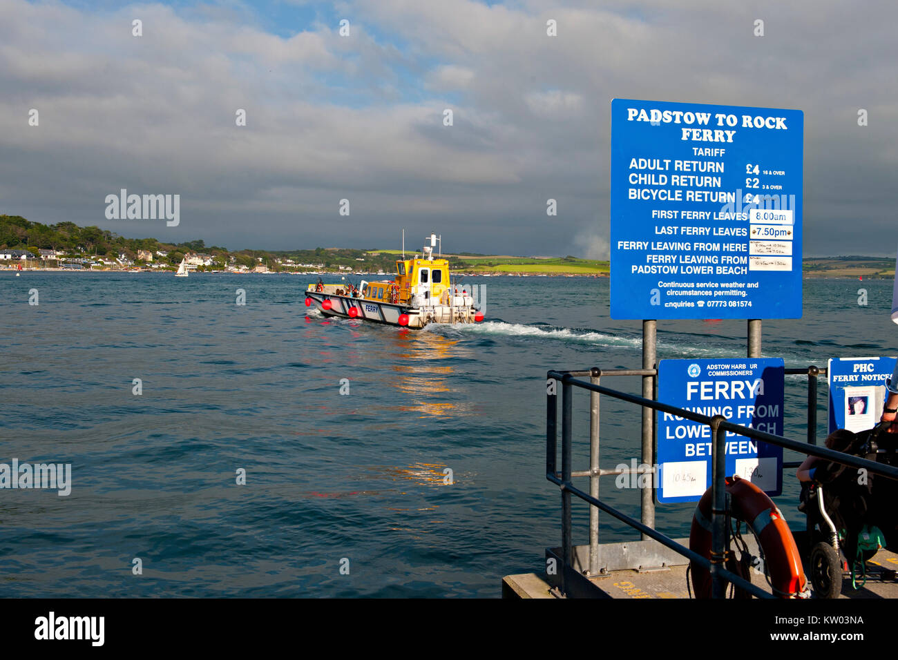 Das Schwarze Tor Fähre, die auch als Padstow zu Rock Ferry, die die Tidal River Kamel in North Cornwall, Großbritannien Kreuze bekannt Stockfoto