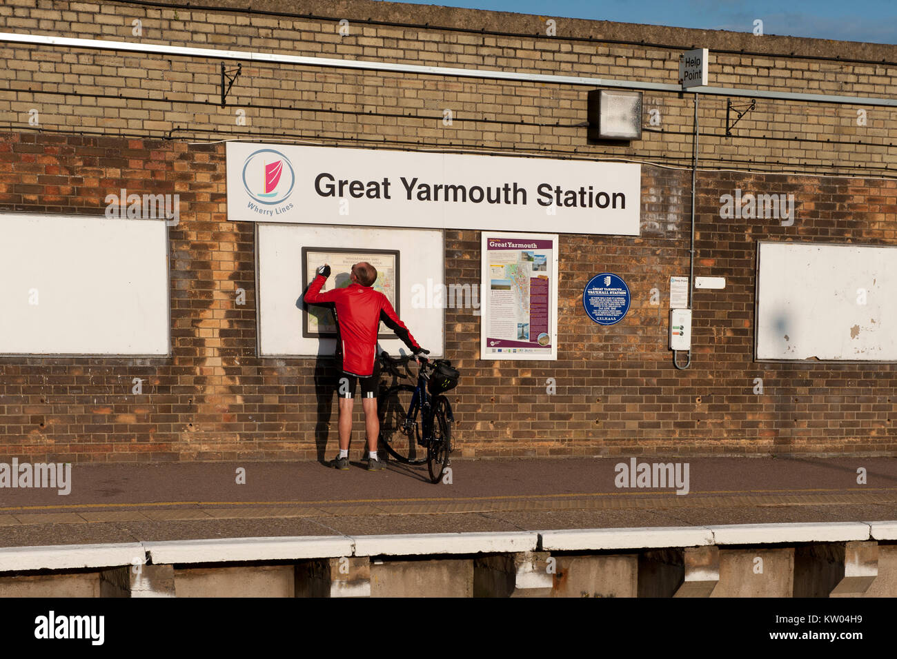 Radfahrer Prüfen von Informationen bei Great Yarmouth Railway Station, Großbritannien Stockfoto