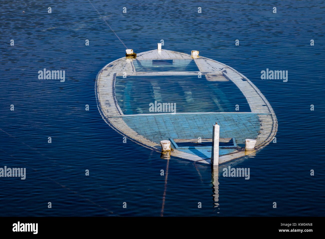 Versunkene Holzboot Stockfoto