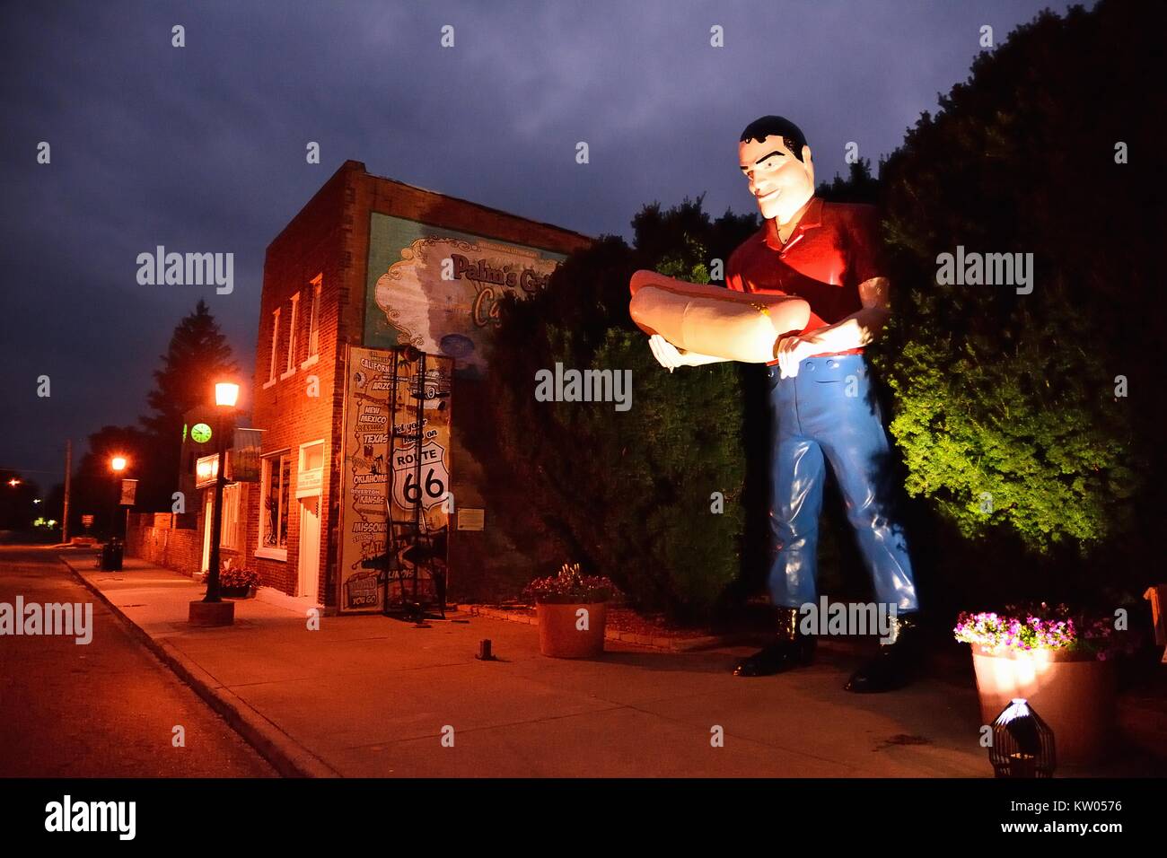 ATLANTA, Georgia - Juli 16: Skulptur von Paul Bunyon riesigen Mann hält einen Hot dog in Atlanta, Georgia. Es ist eine Attraktion der Route 66. Stockfoto