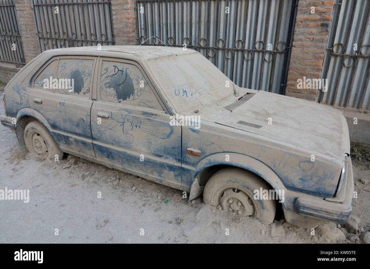 Auto mit dicken Decke von Staub in Kathmandu, Nepal. Staub von unbefestigten Straßen ist eine wichtige Gesundheits- und Verschmutzung in Kathmandu Stockfoto