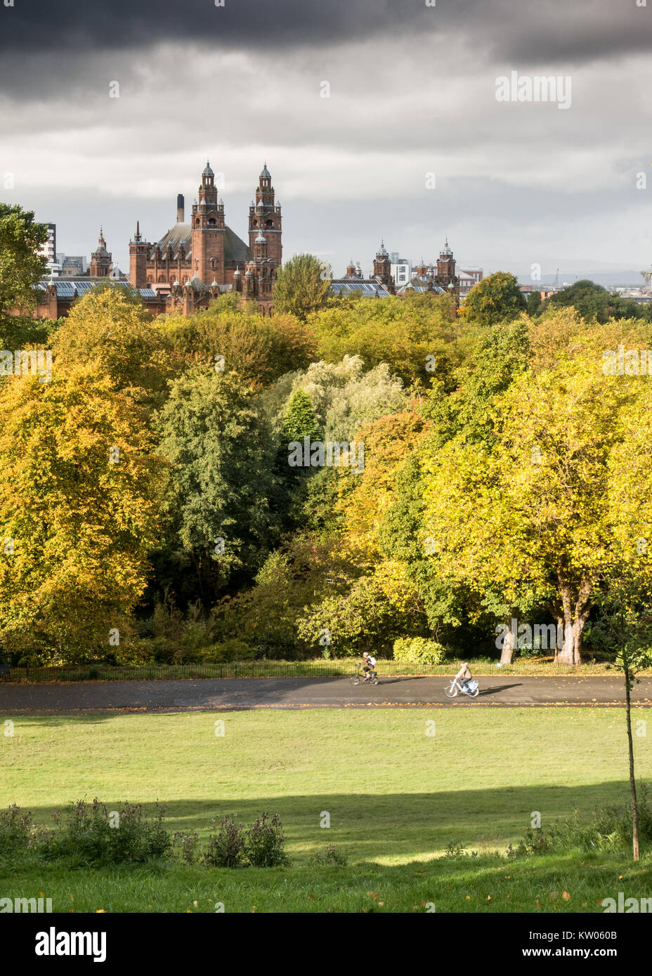 Glasgow, Schottland, Großbritannien - 30 September, 2017: Radfahrer Fahrt durch Kelvingrove Park im West End von Glasgow an einem sonnigen Herbsttag, mit Bäume im Herbst Stockfoto