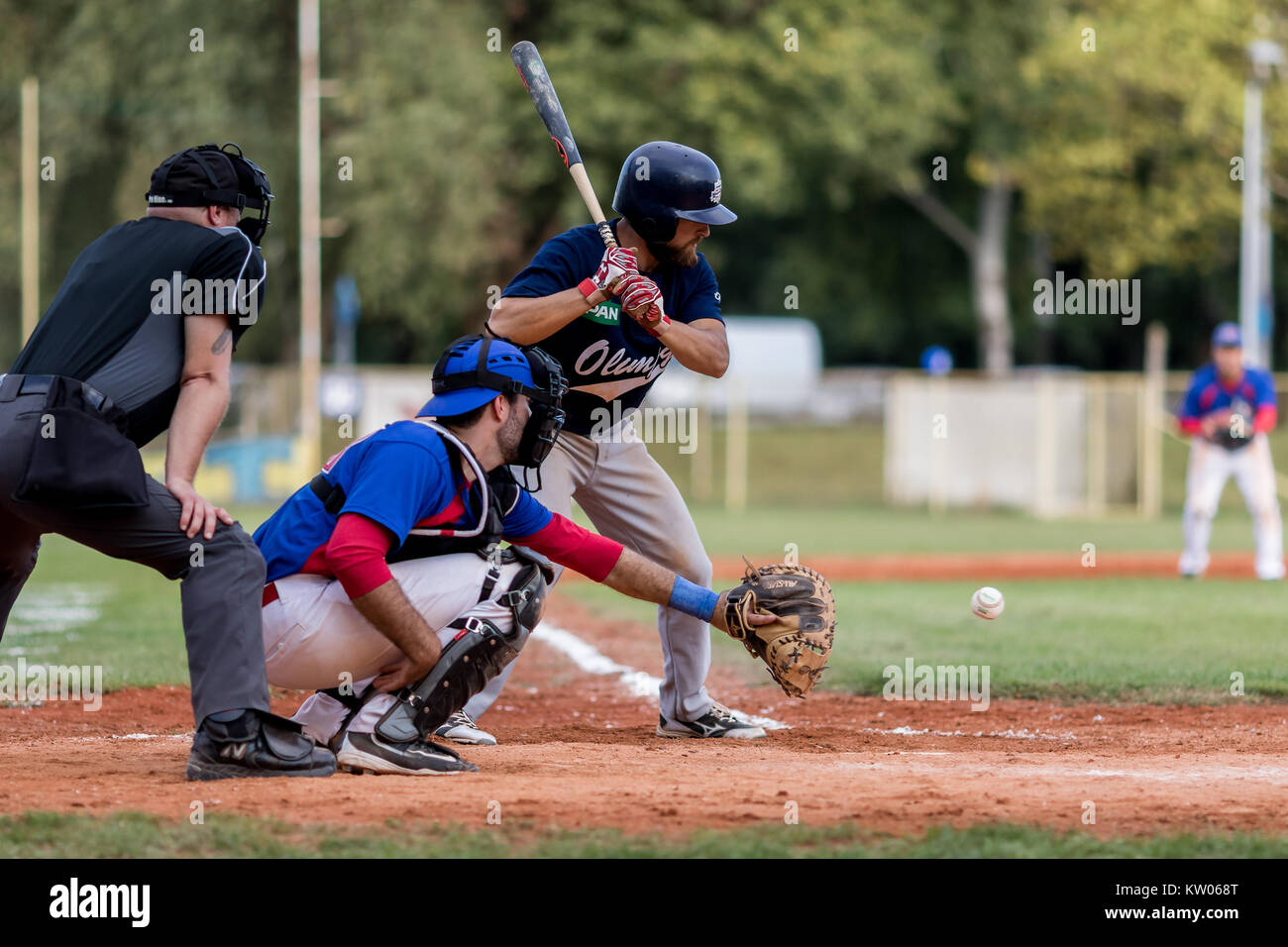 ZAGREB, KROATIEN - September 09, 2017: Baseball Match zwischen Baseball Club Zagreb und BK Olimpija 83. Baseball Batter, Catcher und Schiedsrichter auf Pla Stockfoto
