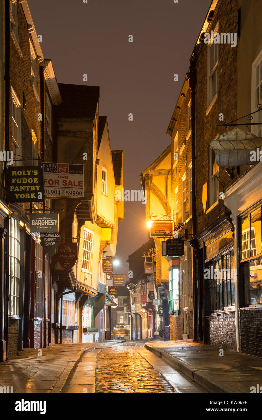 York, England, Großbritannien - 27 Januar, 2017: Traditionelle krummen Fachwerkhäusern mittelalterliche Geschäfte und Häuser auf den schmalen Straßen der Shambles in York. Stockfoto