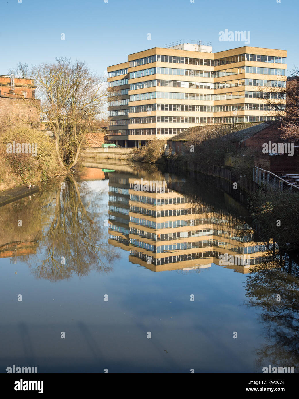 York, England, Großbritannien - 29 Januar, 2017: Sonne scheint auf den siebziger Jahren Ryedale gebäude Bürogebäude, in den Gewässern des Flusses Foss in der Stadt reflektiert Stockfoto