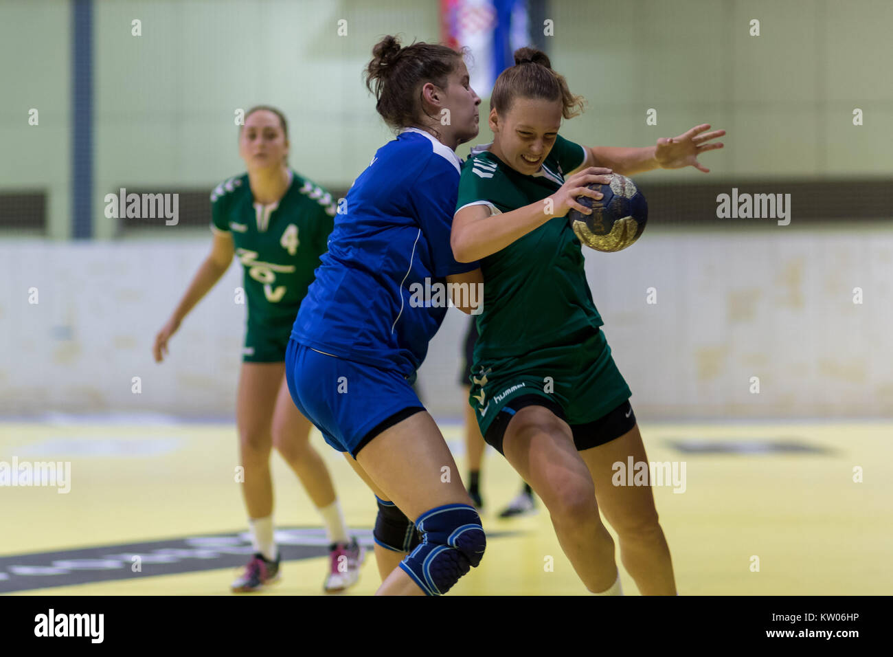 ZAGREB, KROATIEN - 16. SEPTEMBER 2017: 1. Kroatischen Handball Liga Frau. Spieler im Duell Stockfoto