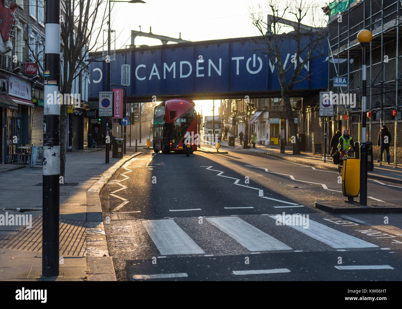 London, England - 12. Januar 2016: Ein neuer Bus nach London Doppeldeckerbus an der Chalk Farm Road in der Sunrise in Camden Town, nördlich von London. Stockfoto