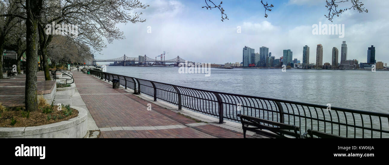 Frühlingspanorama der östlichen Flusspromenade, New York City, USA Stockfoto