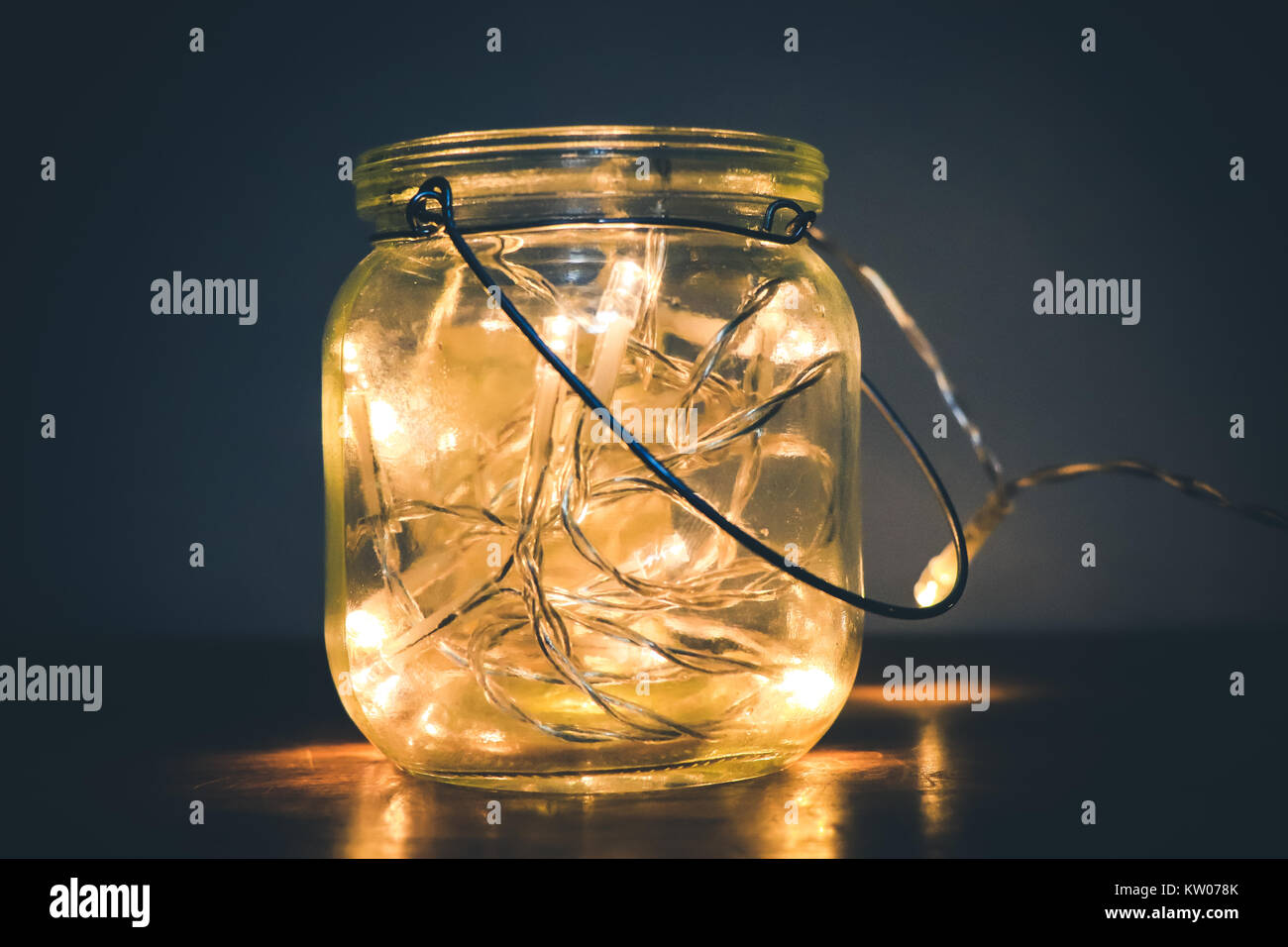 Lichterketten in einem transparenten Glas Stockfoto