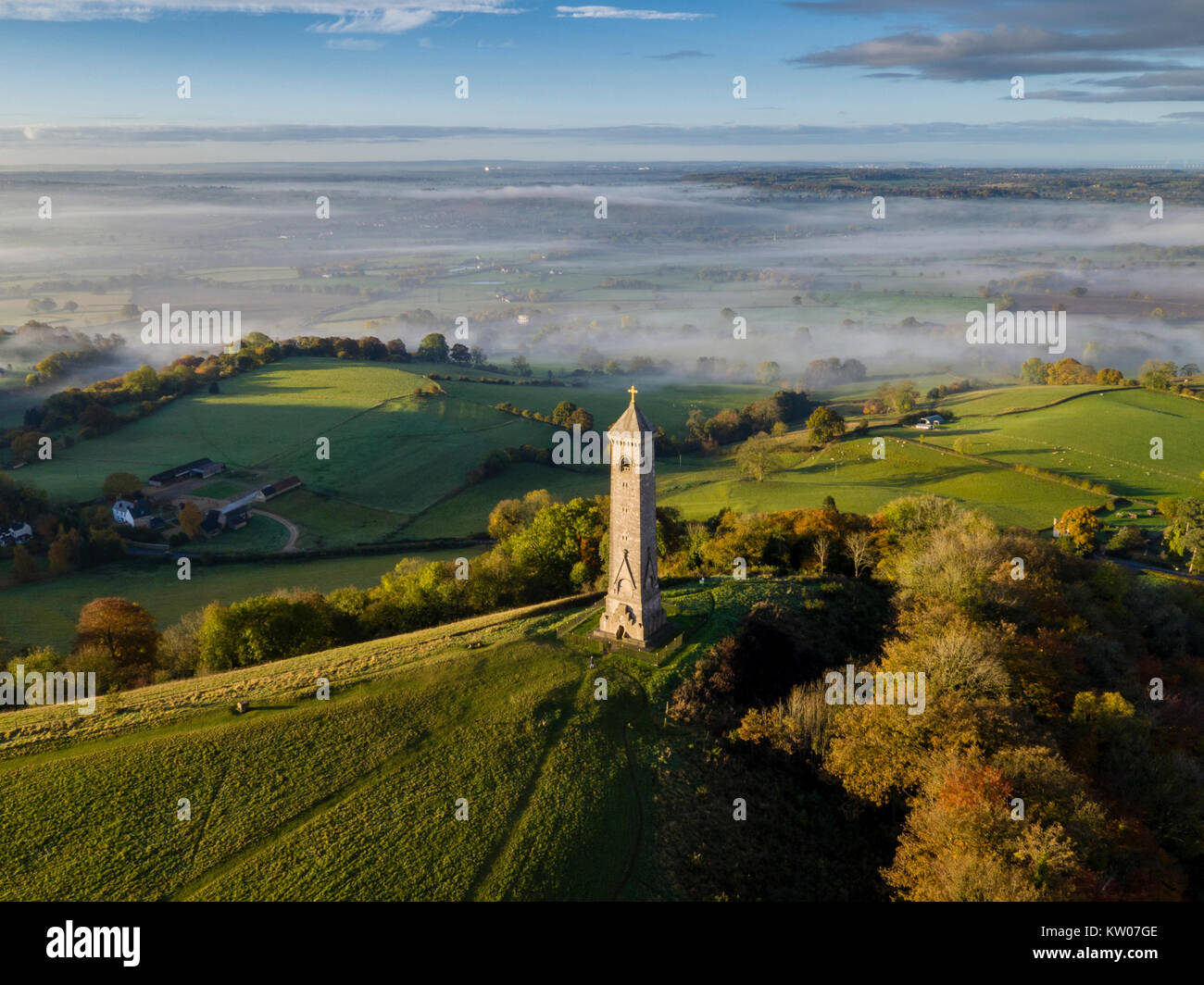 Eine Luftaufnahme des Tyndale Monument im Herbst, North Nibley, Wotton-Under-Edge, Gloucestershire. Schuss mit einer Drohne durch ein UK CAA Inhabers. Stockfoto