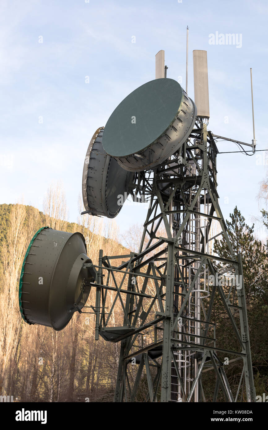 Mitteilungen Turm mit Antennen in den Wald Stockfoto