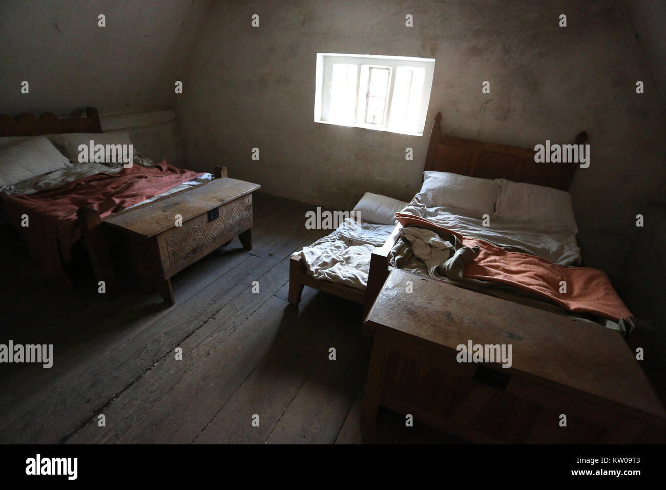 Schlafzimmer in einem alten Gebäude an der Weald and Downland Open Air Museum Singleton, Chichester, West Sussex, UK. Stockfoto