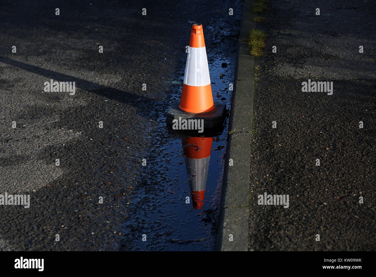 Eine einzelne leitkegel abgebildet mit Reflexion in West Sussex, UK. Stockfoto