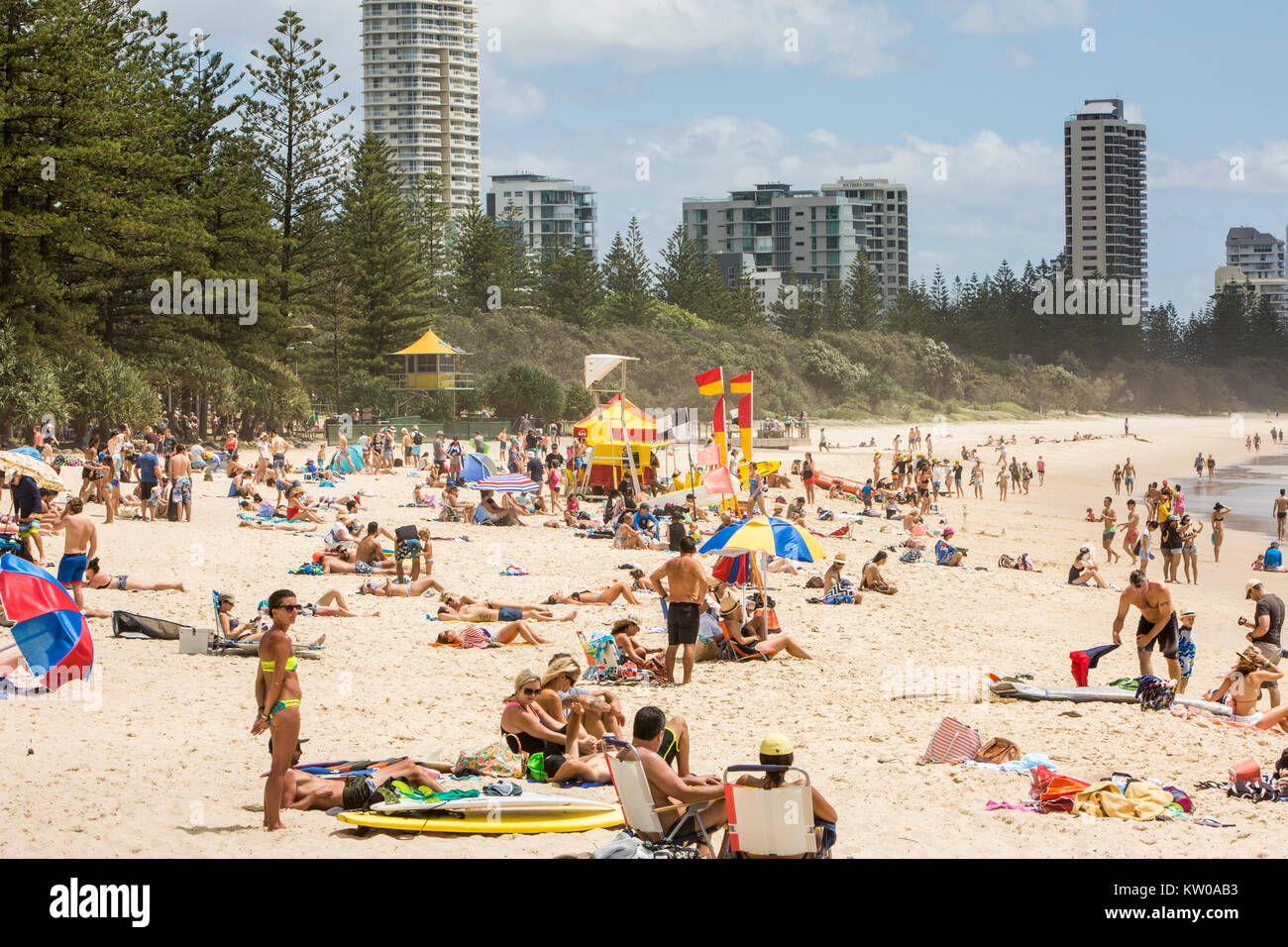 Menschen Sonnenbaden und Relaxen am Strand Burleigh Heads an der Gold Coast in Queensland, Australien Stockfoto