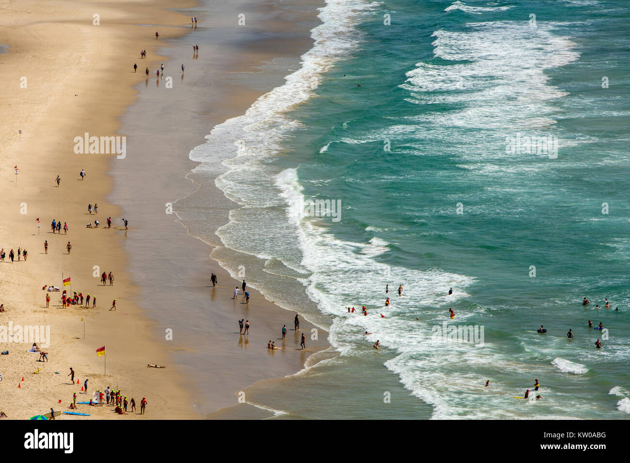 Luftaufnahme von Menschen genießen, ein erfrischendes Bad im Meer an Burleigh Beach in Burleigh Heads an der Gold Coast in Queensland, Australien Stockfoto