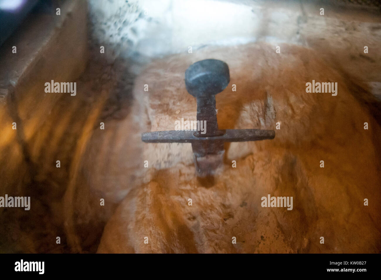 Das Schwert von San Galgano im Eremo di Montesiepi (montesiepi Kapelle) oben auf dem Hügel, wo XII Jahrhundert Ritter Galgano Guidotti (später Saint Galg Stockfoto