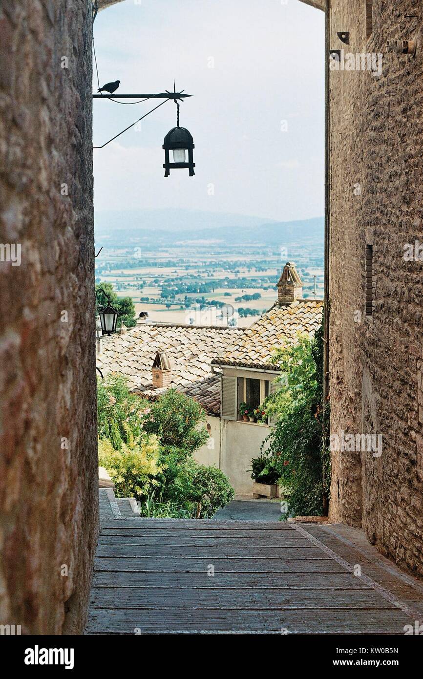 Assisi, Italien Szene in der Nähe der Schrein des Hl. Franziskus von Assisi mit Blick auf die Landschaft im Norden von Italien. Stockfoto