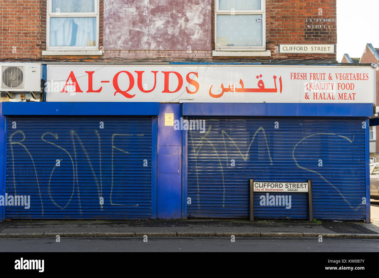 Al-Quds-gemüsehändler shop Front in Clifford Street, St Marys Street - mit geschlossenen Fensterläden in Southampton St Mary's Teil 2017, England, Großbritannien Stockfoto