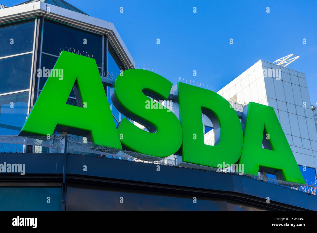 Eingang zum Supermarkt ASDA, großen grünen Buchstaben Anzeige in 2017, England, Großbritannien Stockfoto