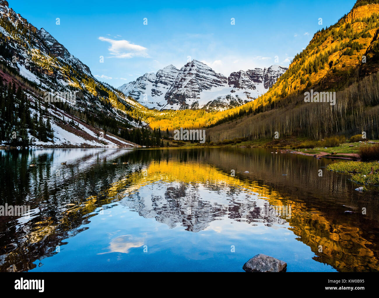 Maroon Bells Peak bei Maroon See, Aspen, Colorado bei Sonnenaufgang Stockfoto