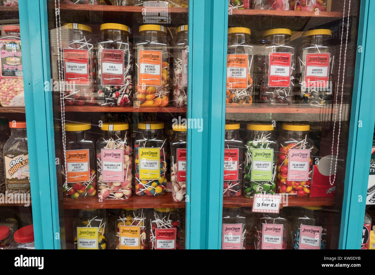 Süße Gläser in einem Sweet Shop Fenster angezeigt, Cheddar, Somerset, England, UK. Stockfoto