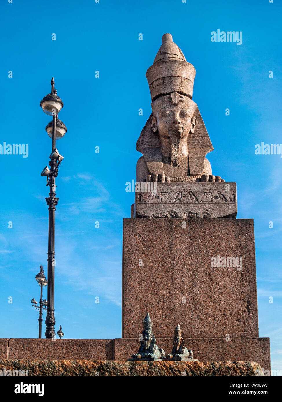 Eine große Ägyptische Sphinx auf dem Podest und zwei kleinen Sphingen neben einem großen Stand auf dem Granit Universität Ufer der Newa in der Cit Stockfoto