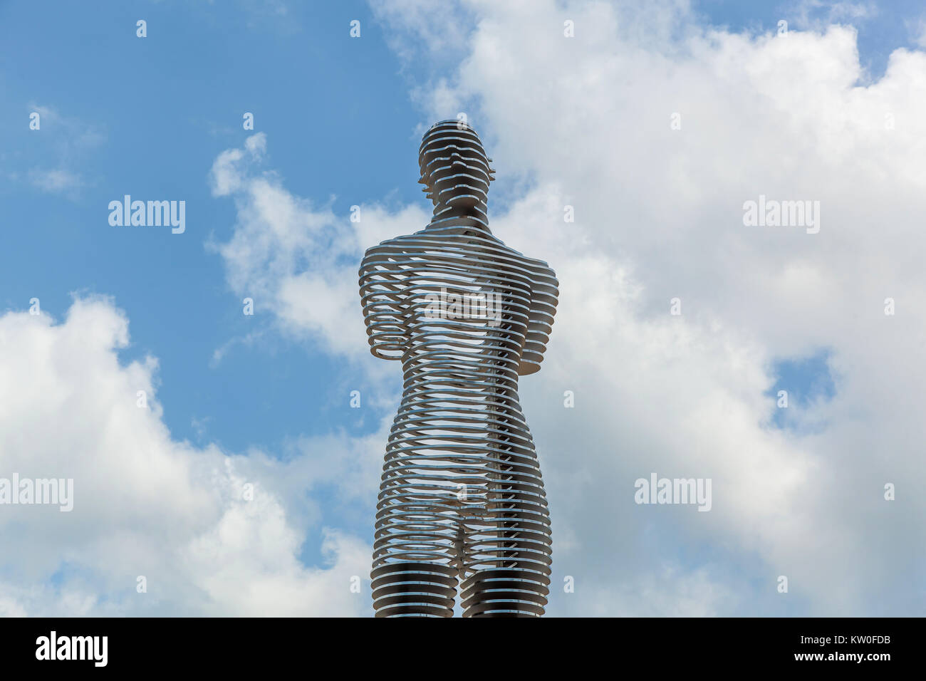 Batumi, Adscharien, Georgia. Ein sich bewegendes Metall Skulptur von georgischen Bildhauer Tamara Kvesitadze im Jahr 2007 geschaffen, mit dem Titel der Mann und die Frau oder Ali und Nino. Stockfoto