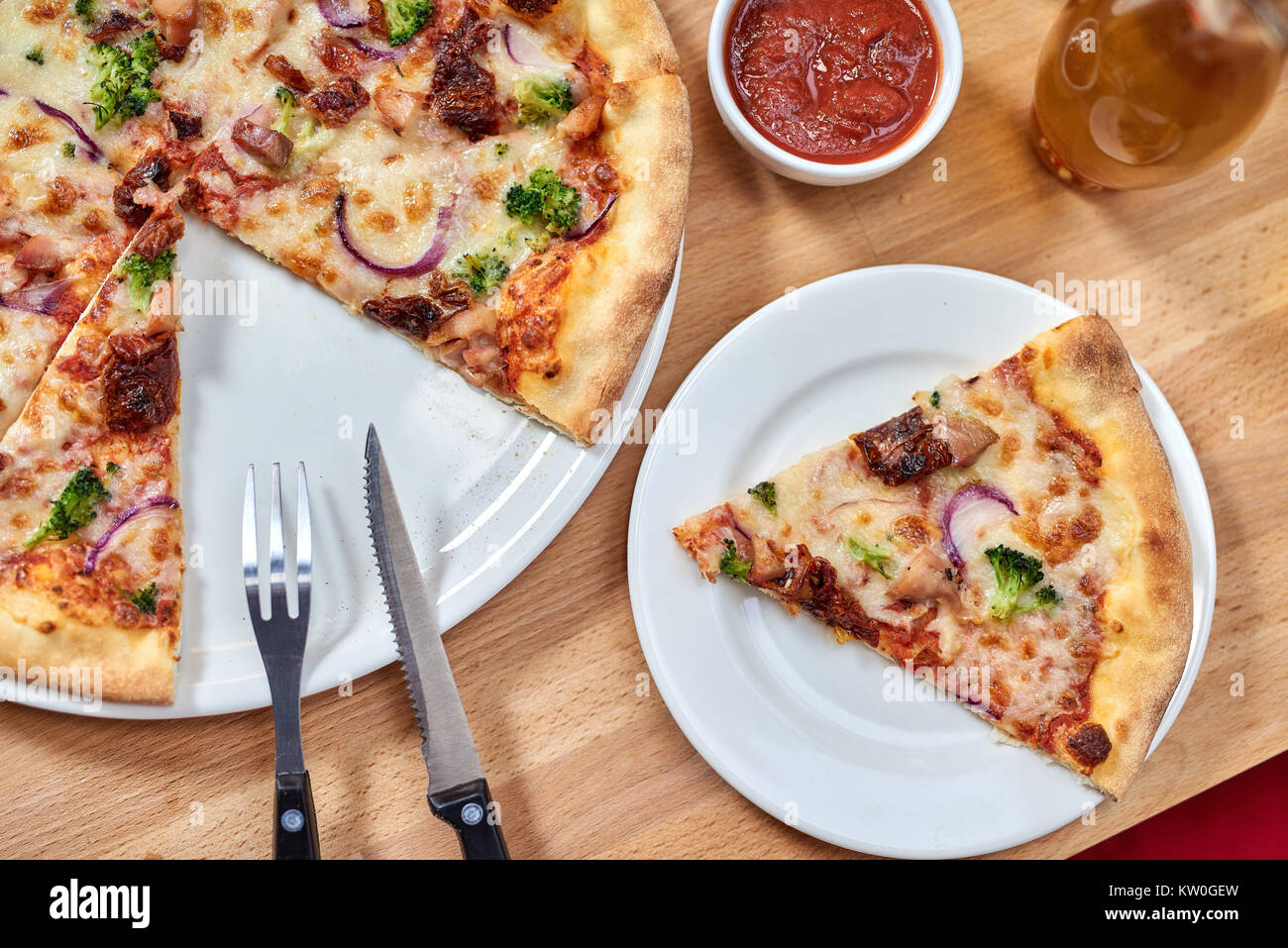 Frische Pizza mit auf hölzernen Tisch im Restaurant. Stockfoto