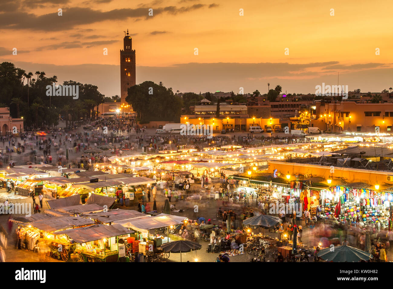 Jamaa el Fna Marktplatz im Sonnenuntergang, Marrakesch, Marokko, Nordafrika. Stockfoto