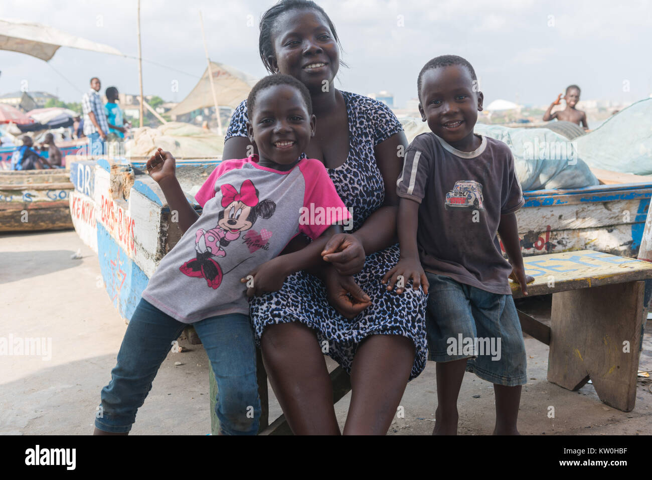 Mutter mit ihren zwei Jungen, Jamestown Fischerdorf, Jamestown, Accra, Ghana Stockfoto