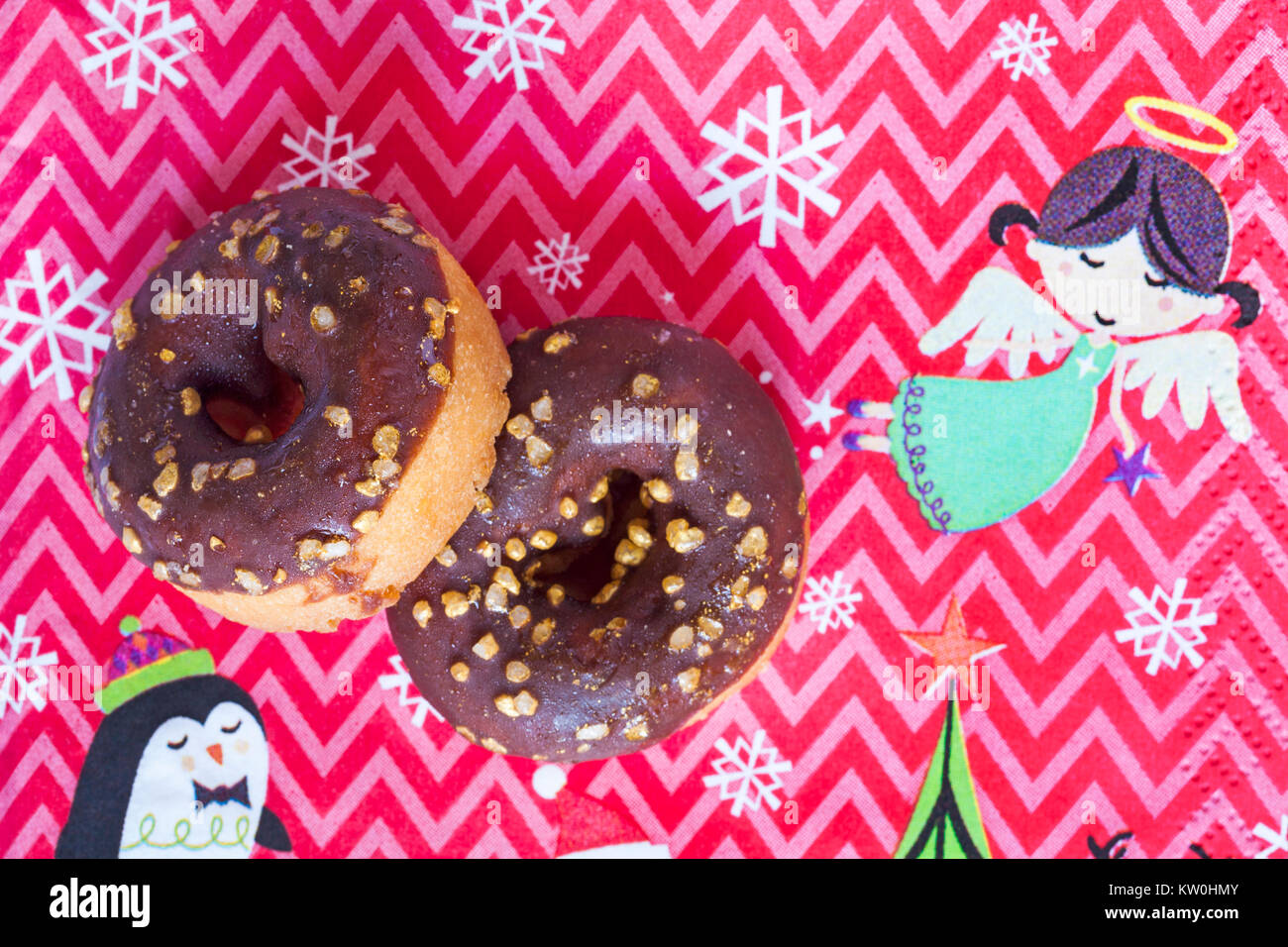 2 Tesco festliche Mini Donuts auf Weihnachten serviette Stockfoto