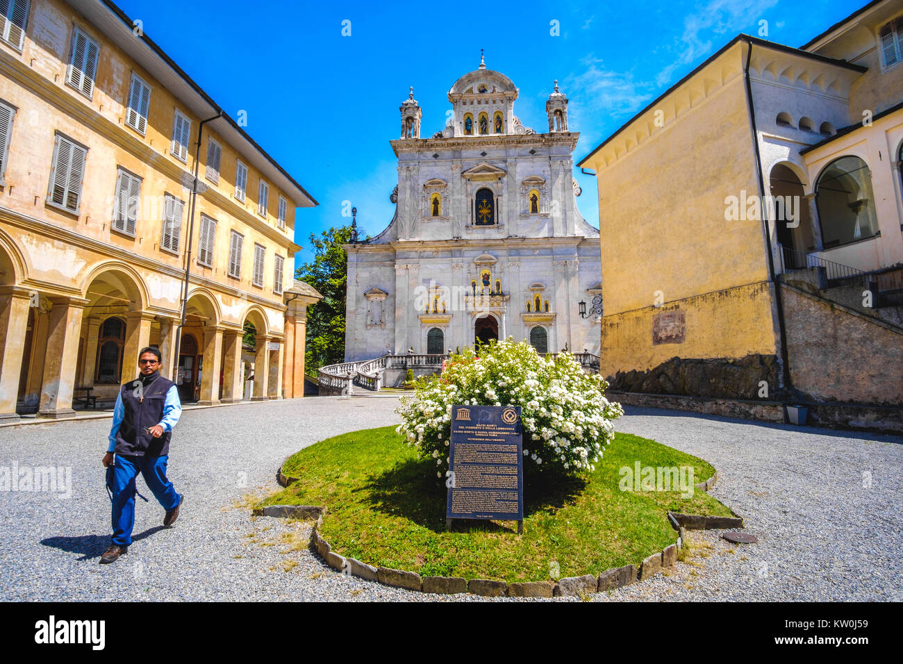 Junge Priester Kirche Varallo Sacro Monte Square - Piemont - Ital. Stockfoto