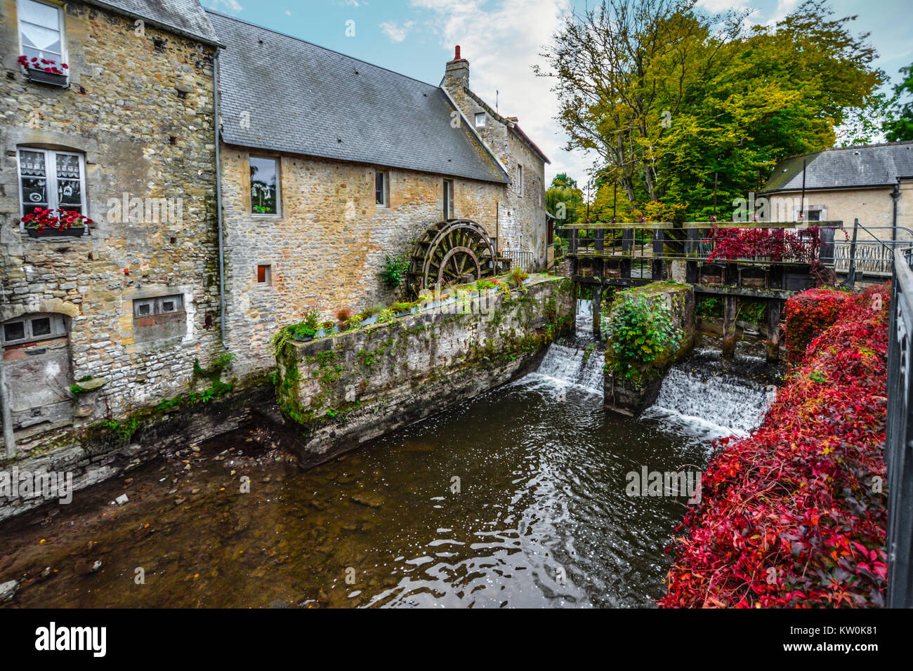 Die Mühle am Fluss Aure in der mittelalterlichen Stadt Bayeux an der