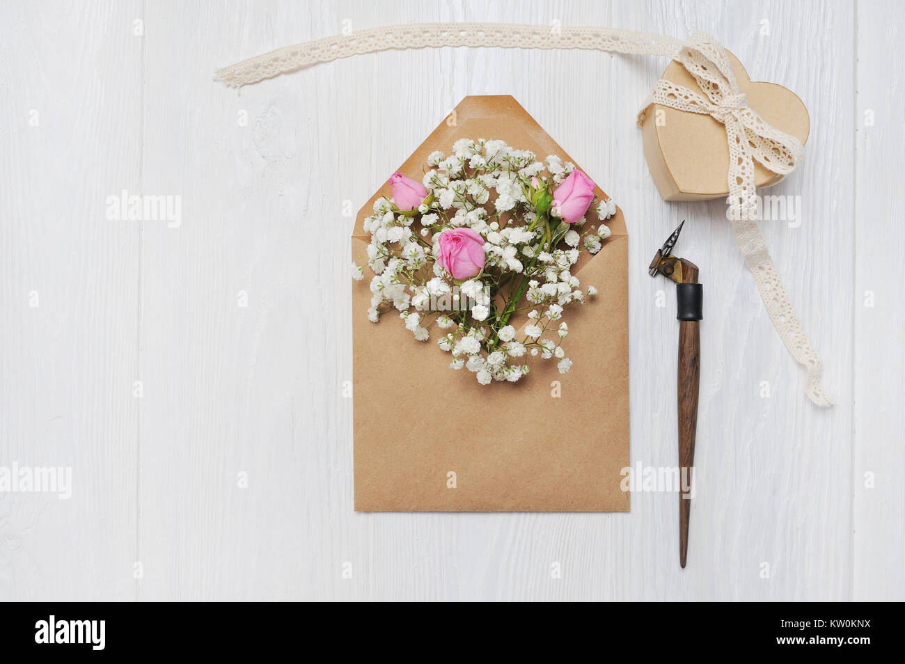 Mockup Brief mit Blumen und kalligraphischen Stift Grußkarte für Valentinstag im rustikalen Stil mit Platz für Ihren Text, Flach, Ansicht von oben Pho Stockfoto