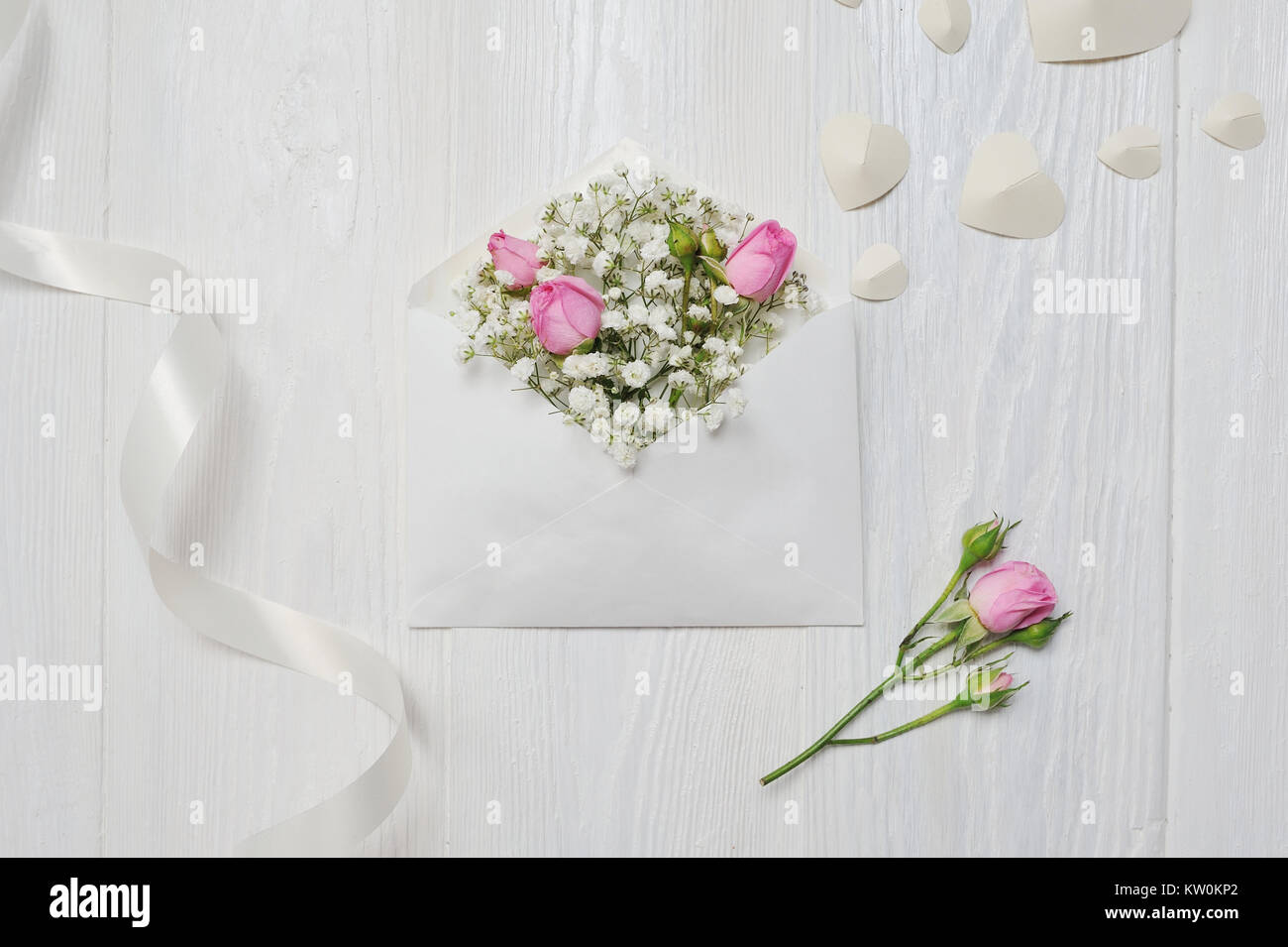 Mockup Brief mit Blumen Rose zum Valentinstag im rustikalen Stil mit Platz für Ihren Text, Flach, Ansicht von oben Foto mock up. Stockfoto