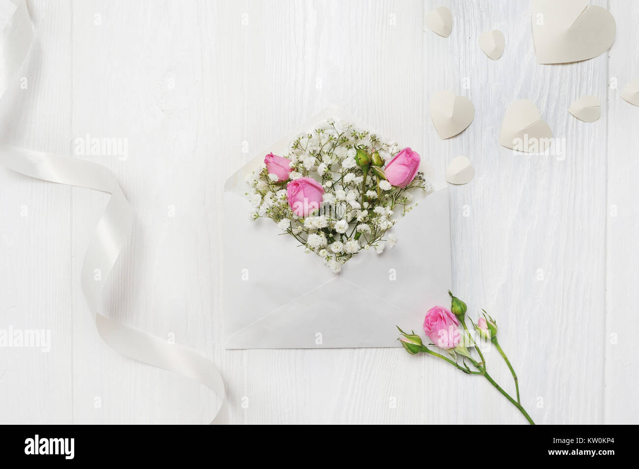 Mockup Brief mit Blumen Rose zum Valentinstag im rustikalen Stil mit Platz für Ihren Text, Flach, Ansicht von oben Foto mock up. Stockfoto