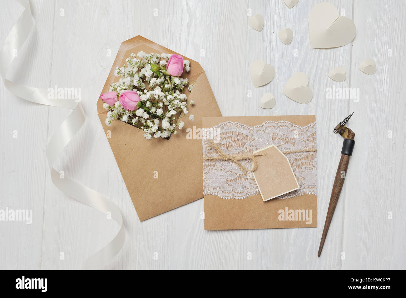 Mockup Brief mit Blumen und kalligraphischen Stift Grußkarte für Valentinstag im rustikalen Stil mit Platz für Ihren Text, Flach, Ansicht von oben Pho Stockfoto