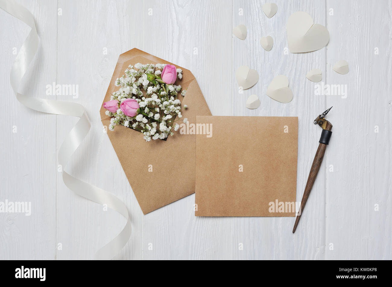 Mockup Brief mit Blumen und kalligraphischen Stift Grußkarte für Valentinstag im rustikalen Stil mit Platz für Ihren Text, Flach, Ansicht von oben Pho Stockfoto