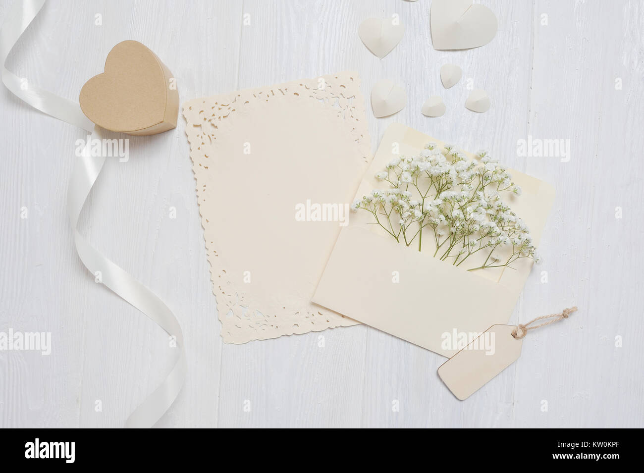 Mockup Brief mit einer Kalligraphischen Stift Grußkarte für Valentinstag im rustikalen Stil mit Platz für Ihren Text, Flach, Ansicht von oben Foto Mock up Stockfoto