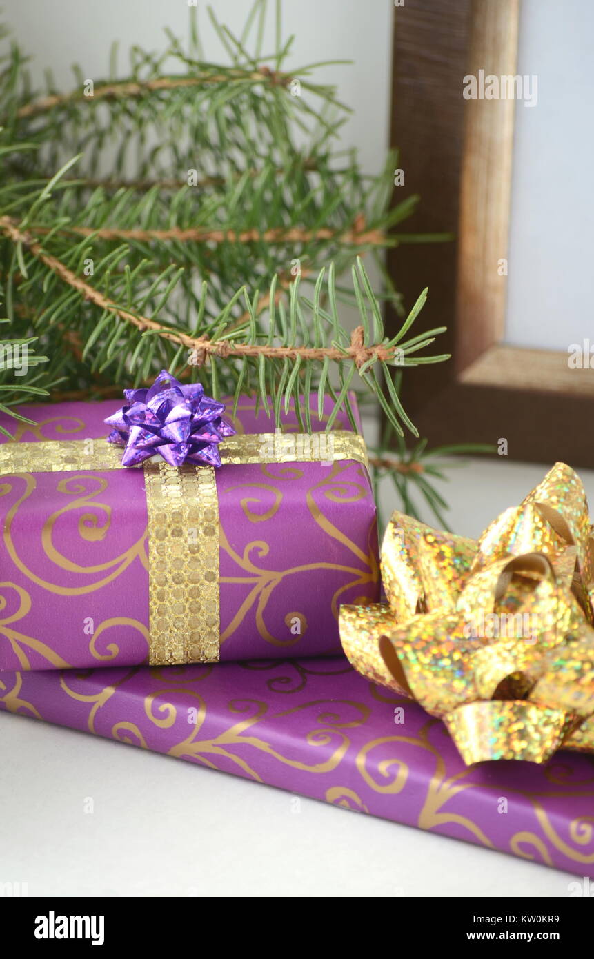 Schon Verpackt Weihnachten Geschenke Und Geschenke In Ultra Violet Bunte Geschenkboxen Auf Weissem Hintergrund Mit Stil Kopieren Stockfotografie Alamy