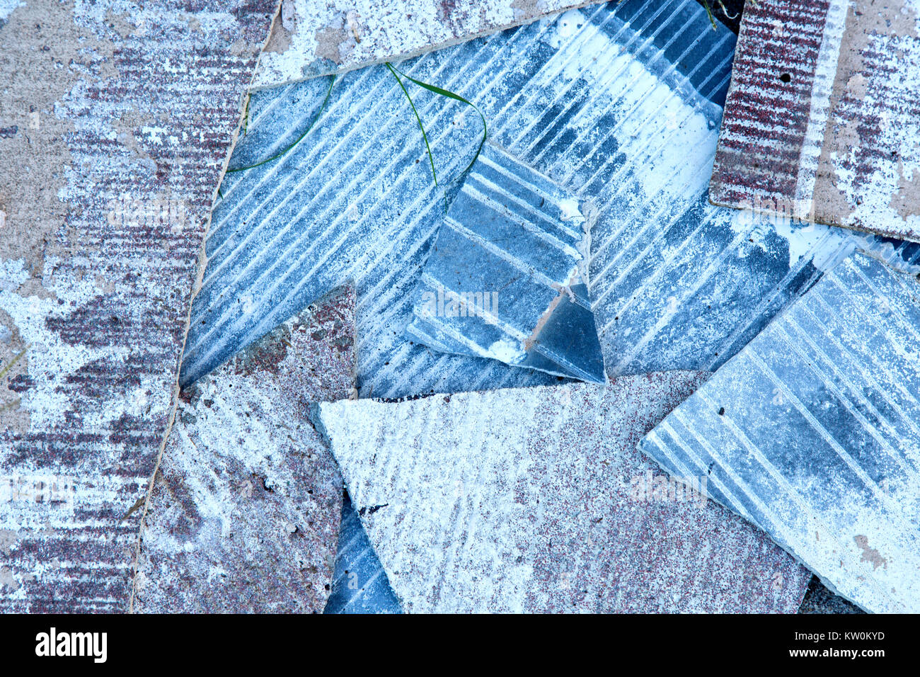 Stapel von zerbrochenen, zerbrochenen Asbestschindelabschießschaufeln, Aransas County, Texas. Stockfoto