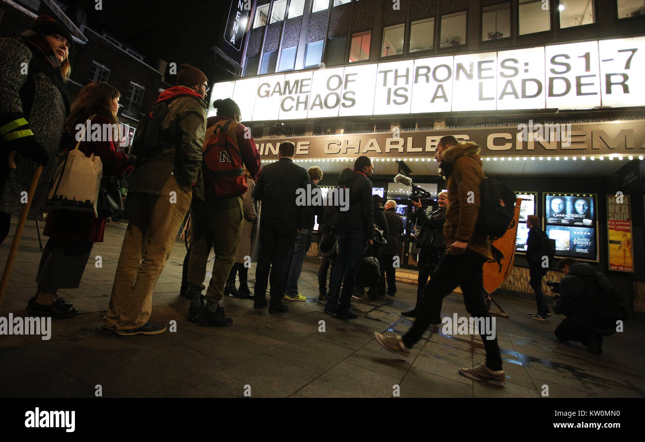 Zum ersten Mal überhaupt, HBO® sind das Hosting einer monumentalen Marathon Screening aller sieben Jahreszeiten der globalen Phänomen Spiel der Throne im Prince Charles Cinema in Leicester Square, London. Die Freisetzung von Spiel der Throne: DIE KOMPLETTE siebte Staffel und die komplette Staffeln 1 - 7 BOXSET auf Blu-ray™ und DV-Fans Sammeln außerhalb Mit: Atmosphäre, Wo: London, Großbritannien Wann: 27 Aug 2017 Quelle: Joe Pepler/PinPep/WENN.com zu markieren Stockfoto