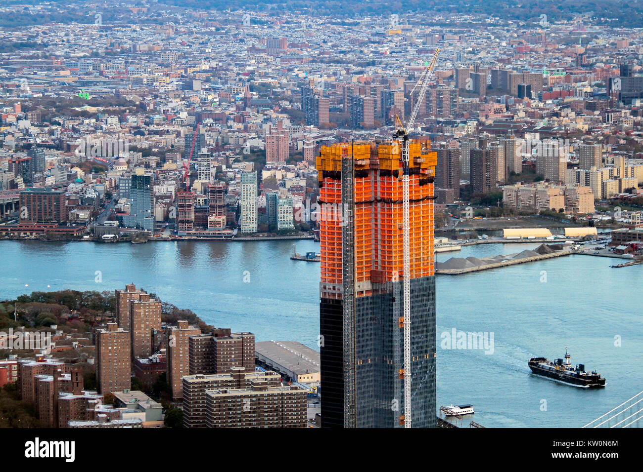 Ein Blick auf Manhattan Square, a Luxury Condo Gebäude im Bau bei 252 South Street, von einer Welt Observatorium, das One World Trade Center, Ne Stockfoto