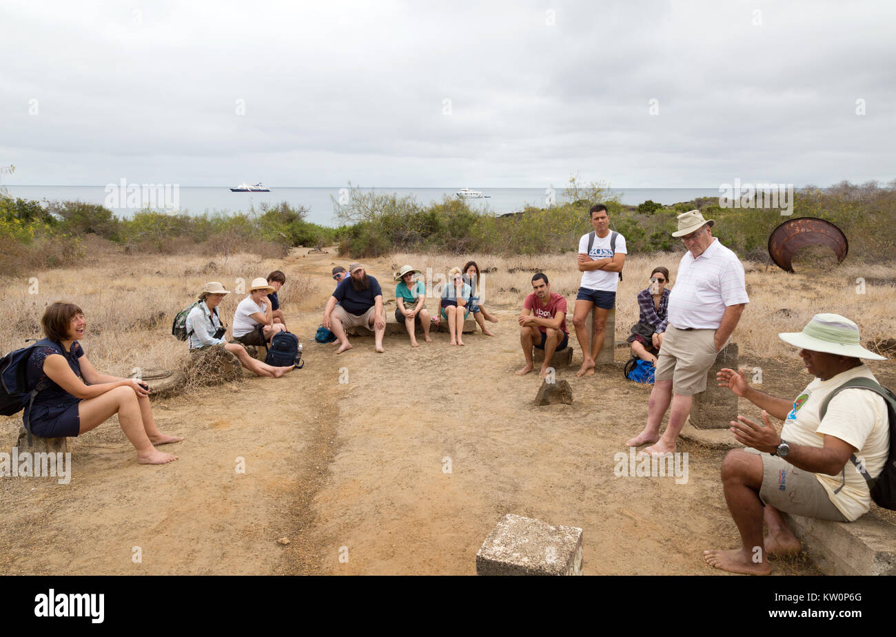 Galapagos Islands.com - Touristen auf einer geführten Tour mit ihrem Tour Guide, Insel Floreana, Galapagos, Ecuador Südamerika Stockfoto