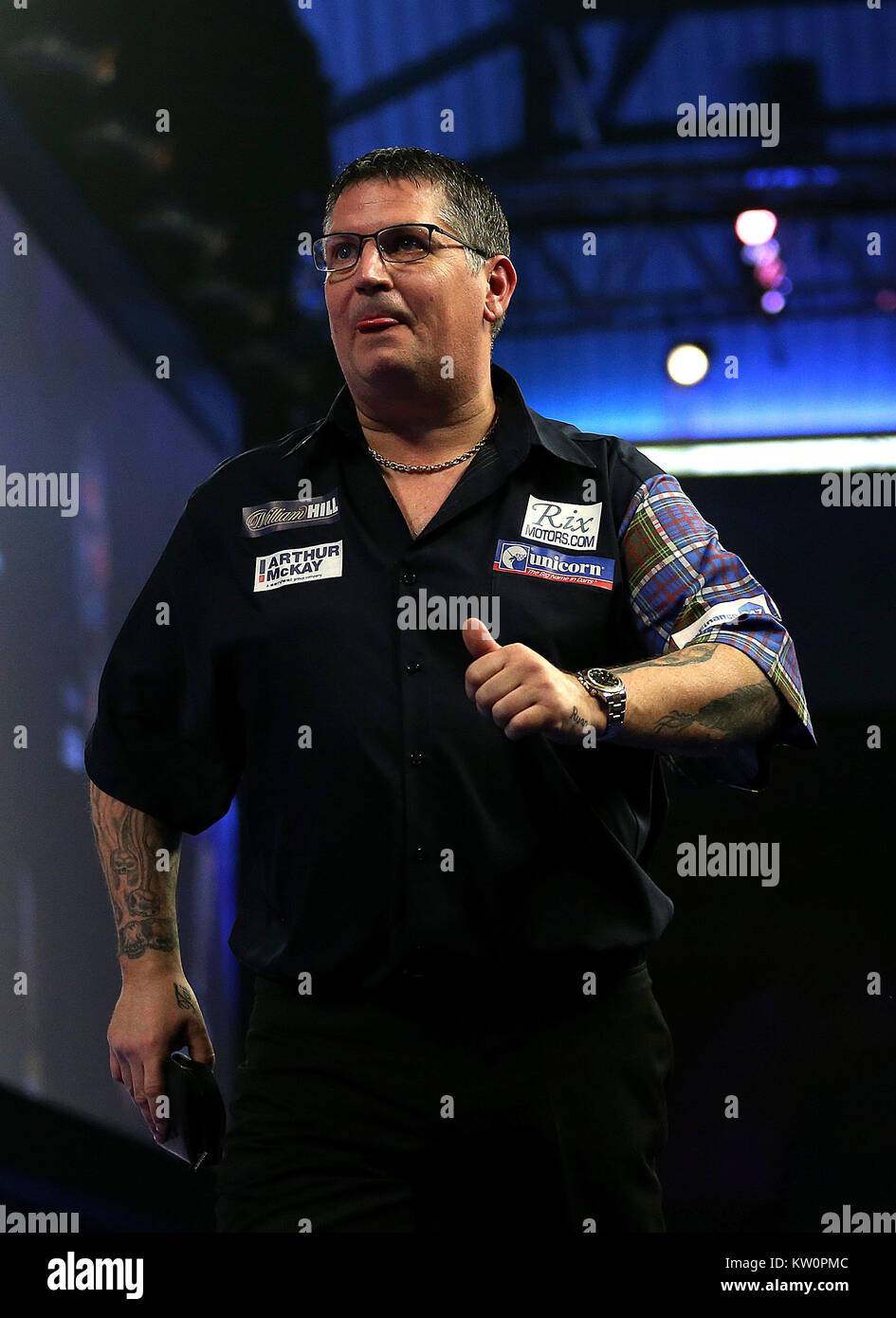 Gary Anderson feiert nach dem Sieg gegen Steve West während der Tag zwölf der William Hill World Darts Championship im Alexandra Palace, London. Stockfoto