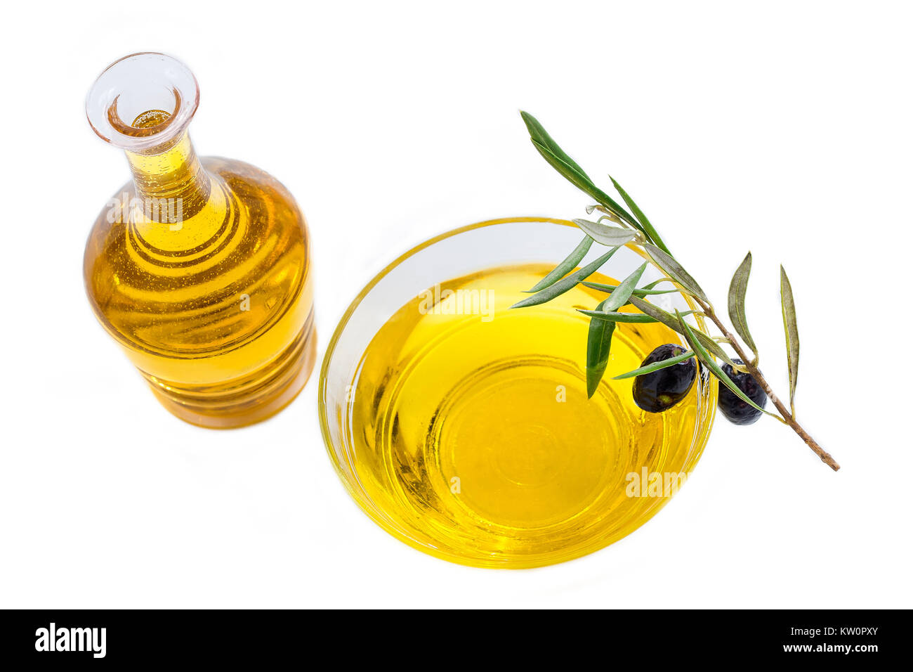 Olivenöl Flasche und Schüssel mit reifen Früchten auf weißem Hintergrund Stockfoto