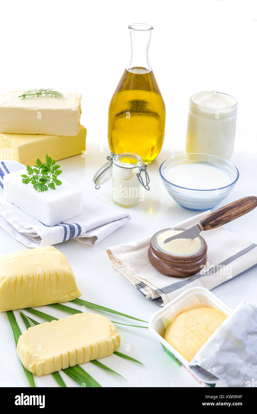 Essen Fette und Öle: Satz von Milch und Milchprodukten und der Öl- und tierische Fette auf weißem Hintergrund Stockfoto