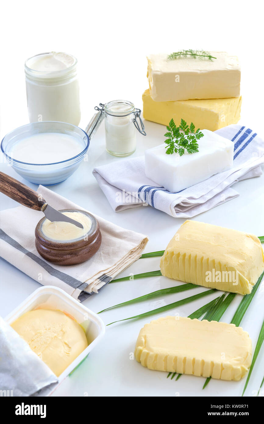 Essen Fette und Öle: Satz von Milch und Milchprodukten und der Öl- und tierische Fette auf weißem Hintergrund Stockfoto